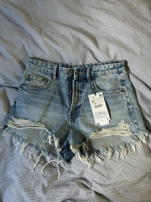 Zara shorts - Säljer dessa helr nya zara shorts, helt oanvända pga köpte fel storlek!! Så snygga och trendiga, denna modell är slutsåld