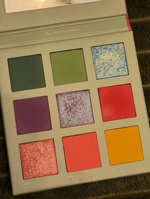 LH cosmetics 1993 ögonskuggspalett - Färgstark ögonskuggspalett från LH cosmetics med nio nyanser i både matta och skimrande finishar. Bara swatchad. 