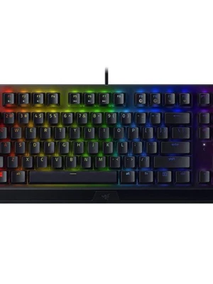 Razer BlackWidow v3  RGB tangentbord - Säljer ett svart mekaniskt tangentbord från Razer med RGB-belysning. Betalde 1300 för den ny. Tangentbordet har en kompakt design och ansluts med kabel. Perfekt för gaming eller skrivbordssetup där du vill ha snygg belysning och snabb respons knappt använd.