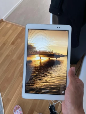 Huawei vit surfplatta 10 tum - Säljer en vit Huawei surfplatta med stor skärm på cirka 10 tum. Plattan har en stilren design med rundade hörn och metallbaksida. Perfekt för streaming, surf och appar. Kameror finns både fram och bak. Laddningsport och högtalare på baksidan.