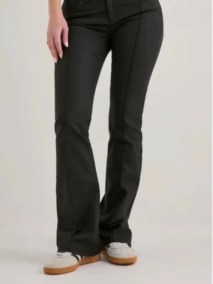 Svarta lowwaist jeans - Snygga svarta lowwaist jeans med markerade sömmar längs benen. Endast provade, säljs för att det ej passade mig💘nypris: 699kr