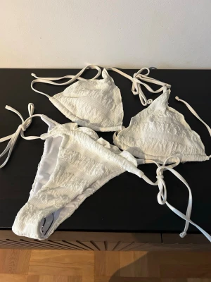 Oanvänd bikini - Väldigt fin beige/gul ny bikini i väldigt fint material. 💕