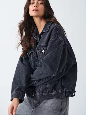 Oversized svart jeansjacka - Jätte snygg jeansjacka från Gina som säljs pga den inte kommit till använding. Slutsåld och har prislapp kvar. Skriv vid funderingar eller för egna bilder!