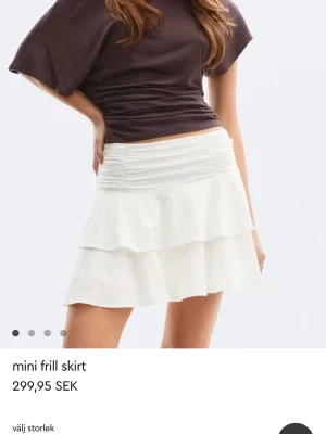 Kjol från gina tricot  - Helt ny kjol ifrån gina tricot som jag glömde skicka tillbaka pga att den inte passade mig🤍 storlek S