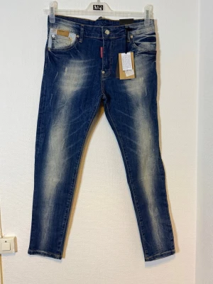 Blå skinny jeans från Dsquared2 - Midjan 40  cm  Längd 91  cm  Benvidd 25  cm 