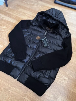 Storlek M – Leon Marcel Hybrid Jacket Svart 🖤 - Skick: Ny – helt ny, oanvänd, lappar kvar. Ren helsvart hybridmodell som funkar både lager-på-lager och solo. Passar till allt.  100% äkta.  Fler storlekar finns! Osäker på passformen? Skicka din längd och vikt så matchar vi dig med rätt storlek. 📏