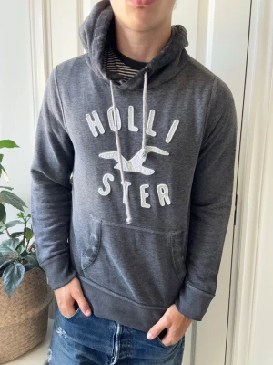 Hollister hoodie  - Hollister hoodie, Inga defekter! Modellen i bilderna är 180 cm 75 kg och bär Storlek M , Kom med frågor! 🌟 (Kan gå ned i pris vid köp av paket 😉) 