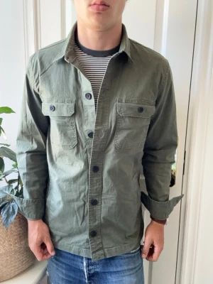 Hollister overshirt  - Hollister overshirt, Inga defekter! Modellen i bilderna är 180 cm 75 kg och bär Storlek M , Kom med frågor! 🌟 (Kan gå ned i pris vid köp av paket 😉) 