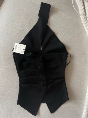 Svart topp från Zara - Fin svart topp från Zara, aldrig använd 