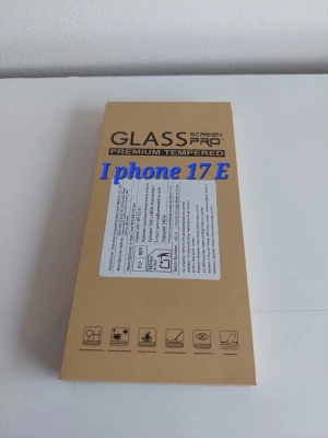 Skärmskydd i glas till iPhone 17 E - Säljer ett premium tempererat glasskydd till iPhone 17 E. 3 stycken, Skyddet är genomskinligt och tillverkat av tåligt glas som skyddar mot repor och stötar. Förpackningen är beige och innehåller installationsguide. Perfekt för dig som vill hålla mobilen fräsch.