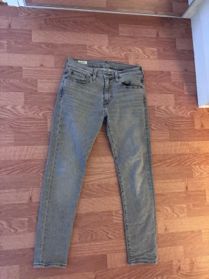 Levis 512 jeans - Ett par feta 511or från Levis. De är endast använda ett fåtal gånger och blivit testade. Säljes pga de tyvvär var för stora i midjan. Priset är ej hugget i sten. Skriv vid frågor!🙃