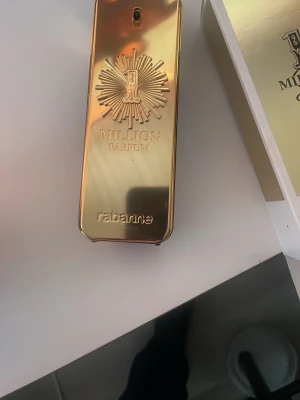 Paco Rabanne 1 Million Parfum guld - Säljer en lyxig parfym från Paco Rabanne, 1 Million Parfum. Flaskan är rektangulär i metall med en blank guldfinish och har en unik reliefdesign framtill. Perfekt för dig som gillar exklusiva dofter och snygg design på parfymflaskan. Ungefär 80ml kvar öppen för byten pris går att diskutera 