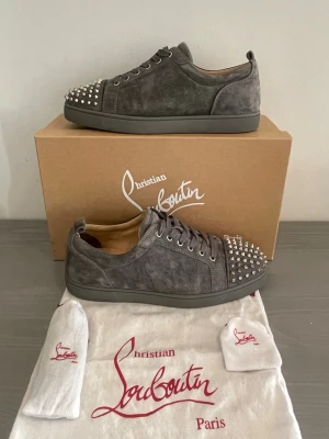 christian louboutin sneakers - Sprillans nya louboutins i 9/10 skick, storlek 43,5 eu. Allt og finns och kan fås med vid fullpris eller överänskommelse mvh