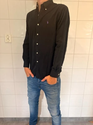 Ralph Lauren skjorta - Säljer nu en Ralph Lauren skjorta. Jätte fint skick. Jag på bilden är 185cm lång. Hör av er vid frågor eller funderingar!👏