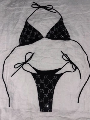 Rhinestone kristall snygg svart bikini XS-M - Det är storlek M men jag är XS-S och den passar mig perfekt! Runda mikro fläckarna i underdelen är rhinestone glue från när den tillverkades.
