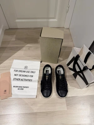 Golden goose  - Sprillans nya golden goose! Bästa investeringen inför sommarn! Storlek:42! Vid minsta fundering kontakta oss!✔️