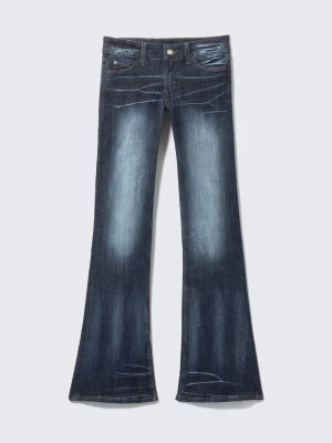 Mörkblå bootcut jeans  - Snygga mörkblå bootcut jeans. Klassisk femficksmodell med låg midja och utsvängda ben. Perfekta för en trendig och avslappnad look.OBS!!⚠️Defekter längst ner baktill då de har varit för länge för mig. Skriv för bilder.💓