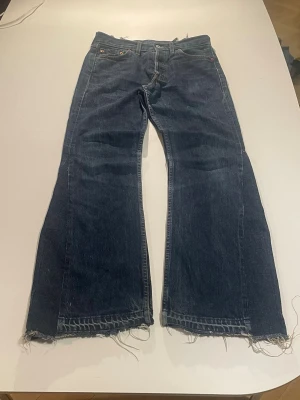 Bootcut Levi 501 customized  - Midjan är förstorad med kilar och fickorna är från ett annat par byxor. 