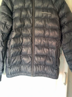 peak performance jacka  - strl 170 men passar även en xs/s, har limmat två hål på armen, använd men ändå bra skick