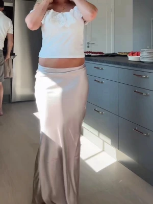 Ljusbeige långkjol i satin - Säljer denna så snygga satin kjol från Lindex 💕 jätte bra skick och perfekt nu till sommaren💕passar s också 