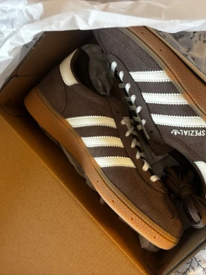 Adidas handball spezial w - Helt nya! Nya skosnören och låda tillkommer. 