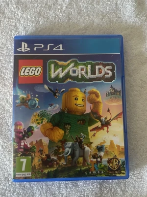 LEGO Worlds till PS4 - LEGO Worlds till PlayStation 4 är ett äventyrsspel där du bygger och utforskar digitala världar skapade av LEGO-klossar. Spelet kommer i ett blått plastfodral med färgglad omslagsbild och tillhörande Blu-ray-skiva. Perfekt för dig som gillar kreativitet och äventyr.