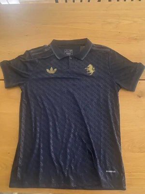 Juventus 24/25 tredjetröja  - Jag säljer den här Juventus tröjan som är helt ny. Jag fick den som present men den passade inte mig bra. Nu har jag valt att sälja den