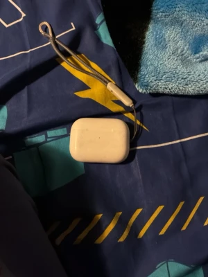 Vita AirPods funkar helt perfekt  - Säljer ett par vita trådlösa in-ear hörlurar från Apple med laddningsetui. Etuiet är kompakt och har en praktisk handledsrem. Perfekt för dig som vill ha smidig musikupplevelse på språng. Klassisk Apple-design i blank plast.