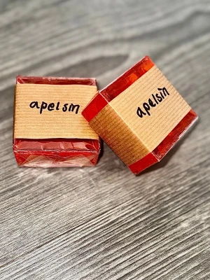 Handgjord apelsintvål paketpris - Säljer två handgjorda apelsintvålar i fyrkantig form med orange färg av en tvålbas från Greennum. Tvålbasen är vegetabilisk, återfuktande och parfymfri, därav passar även känslig hud. Priset är satt efter material använda.