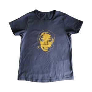 Nina Simone band tröja/ graphic tee/ T-shirt med tryck, 60s/ 60tal/ 70s/ 70tal - Unik T-shirt med guldfärgat Nina Simone tryck på!