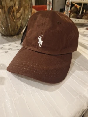 Ralph Lauren keps - Säljer min polo keps då jag inte tycker om kepsar. Den är helt ny och oanvänd. 