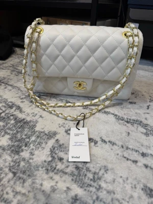Chanel chaviar white bag/ purse - Its just like new, with no signs of use! Feel free to ask me questions. We buy and sell original only ❤️🥰