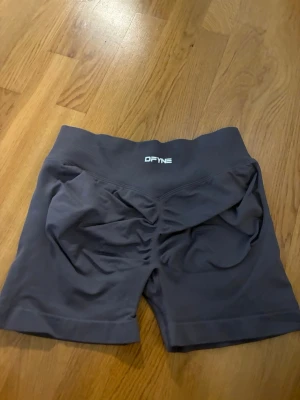 Mörkgrå shorts från DFYNE - Säljer mörkgrå Dfyne sport/träningsshorts. Köpt på Vinted, så äktheten är inte garanterad. Storlek Asian L, vilket motsvarar ungefär en storlek M. Utmärkt skick. 🤍