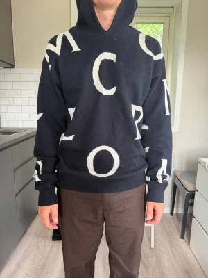 Moncler hoodie - Moncler hoodie köpt för ca 4 år sen. Använd sparsamt men två minimala fläckar som går att få bort