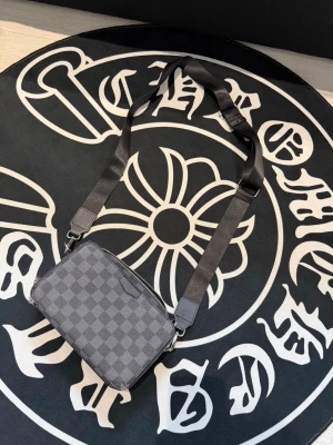Small black sidebag - Never used, in amazing condition. Ask DM for more questions and follow insta to join our giveaways!