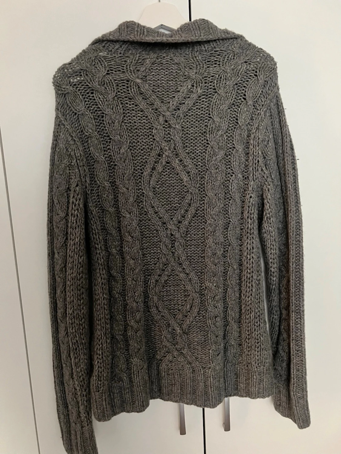 Grå kabelstickad hoodie  - 1