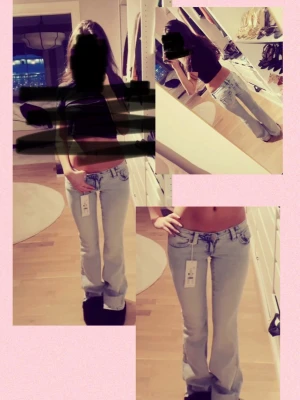 Lågmidjade bootcut jeans ljusblå - Säljer ett par ljusblå bootcut jeans med låg midja. Jeansen har en snygg tvätt och raka ben som slutar i en lätt utsvängning. ALLDRIG ANVÄNDA HELT NYA ME LAPP!!! Köptes för 400kr