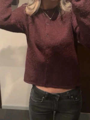 Vinröd kofta - Mysig vinröd kofta från Gina Tricot 
