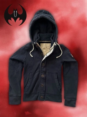 Mörkblå Hollister kofta jacka (sällsynt) - Säljer ett par Vintage mörk blå Hollister kofta i storlek S | Mycket bra skick | Längd: 60cm Bröstvidd: 51cm Armlängd: 67cm | Lägg endast bud med avsikt att köpa, inga fördröjning!