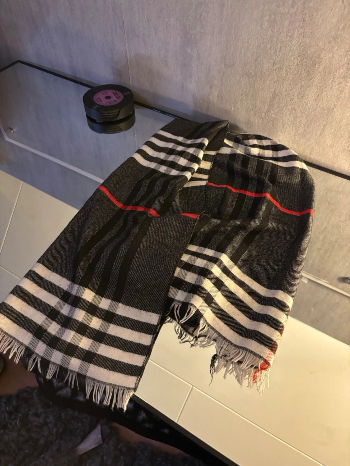 Randig svartvit halsduk med fransar - 2