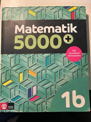 Matematik 5000+ 1b - Matematik 5000+ 1b är en kursbok för gymnasiet och vuxenutbildning, anpassad efter reviderad ämnesplan 2021. Boken har ett grönt geometriskt mönster på omslaget och fokuserar på digitala verktyg, teori, övningar och aktiviteter. Perfekt för dig som pluggar matte på gymnasiet.