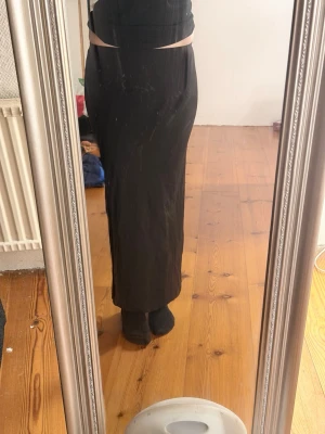 Svart långkjol i mjukt material - En svart långkjol 