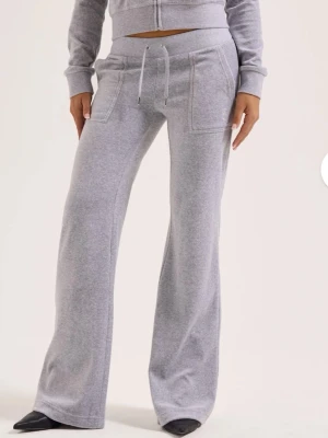 Juicy couture gråa - Uppnötta vid hälarna då dom e för långa och råkat gå på de, (kan sy upp om man e kort😅) och det var en spricka vid kanten när jag fick hem dem men har sytt och går att sy om. 