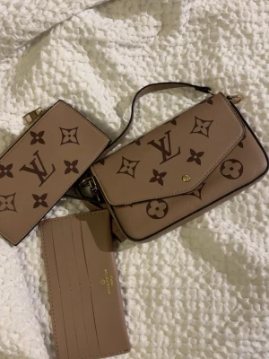 Louis Vuitton beige handväska monogram - Jätte fin handväska i jätte fint skick 