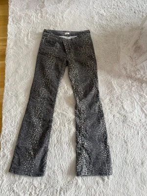 Leopard jeans från Nelly!  - Fina leopard jeans från Nelly! Storlek 38