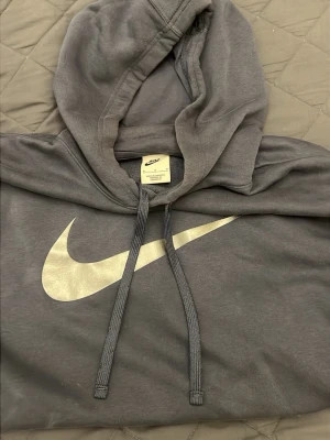Blå hoodie med stor Nike logga  - Snygg blå hoodie från Nike pris 150kr 