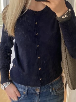 Mörkblå cardigan med guldfärgade knappar - Sååå fin marinblå stickad kofta med guldknappar🤗