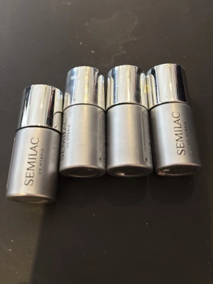 Semilac topcoat  - Semilac topcoat, 2 vanliga, 2 glitter, ena är full och ena är halva i både glitter och vanlig. 150 för alla.