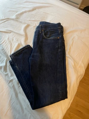 Levi's 502 mörkblå jeans straight fit - Klassiska Levi's 502 jeans i mörkblå. Skicket är 9/10 då jag inte använt dom eftersom dom är för små för mig. Passar perfekt inför våren och sommaren.