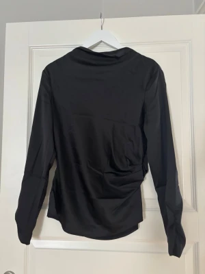 Svart långärmad blus i satin  - Endast testad ifrån Bikbok 
